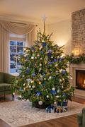 Sapin Premium bleu et or installé dans un salon